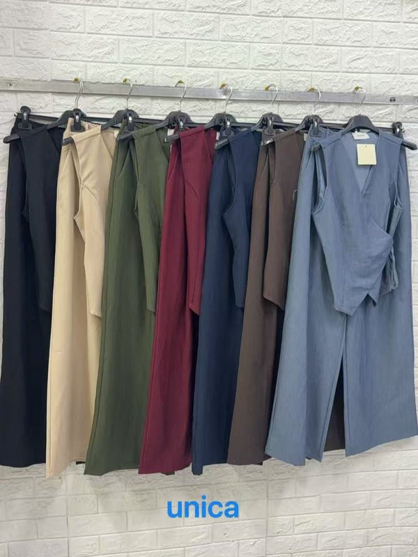Completo composto da un gilet con scollo v con lacci regolabile abbinato a un pantalone palazzo tasche e vita elasticizzata Nero Level Stores