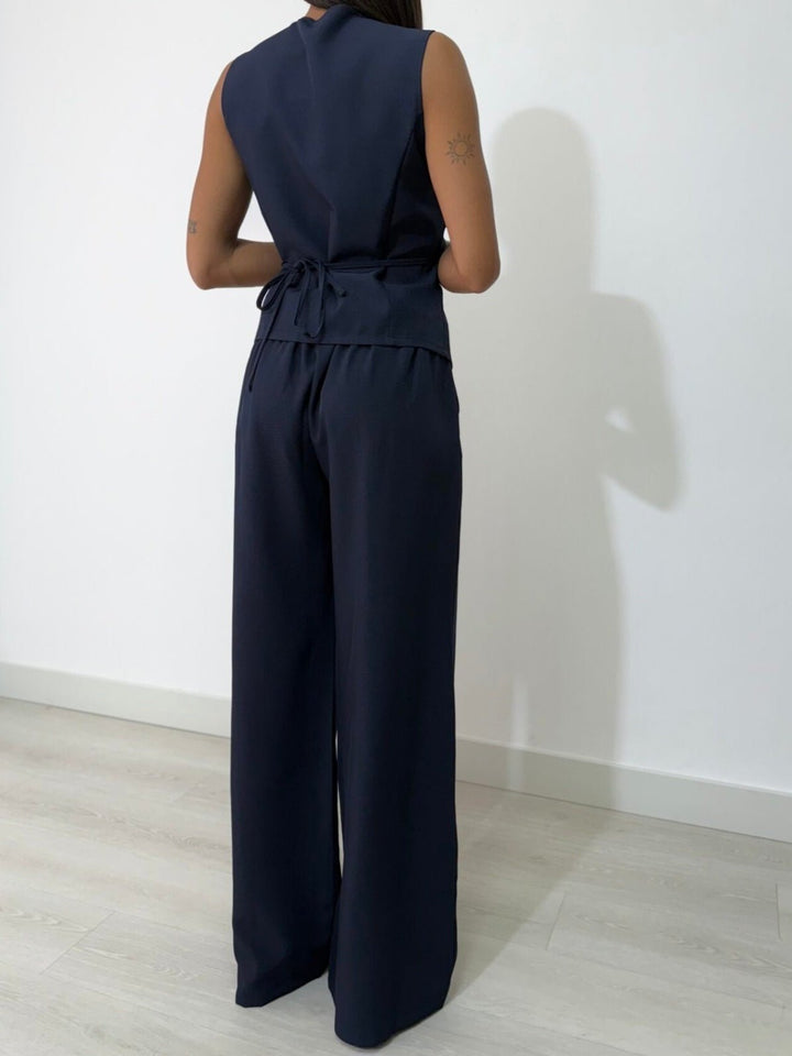 Completo composto da un gilet con scollo v con lacci regolabile abbinato a un pantalone palazzo tasche e vita elasticizzata Blu scuro Level Stores