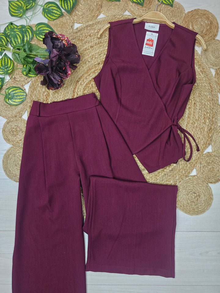 Completo composto da un gilet con scollo v con lacci regolabile abbinato a un pantalone palazzo tasche e vita elasticizzata Blu scuro Level Stores