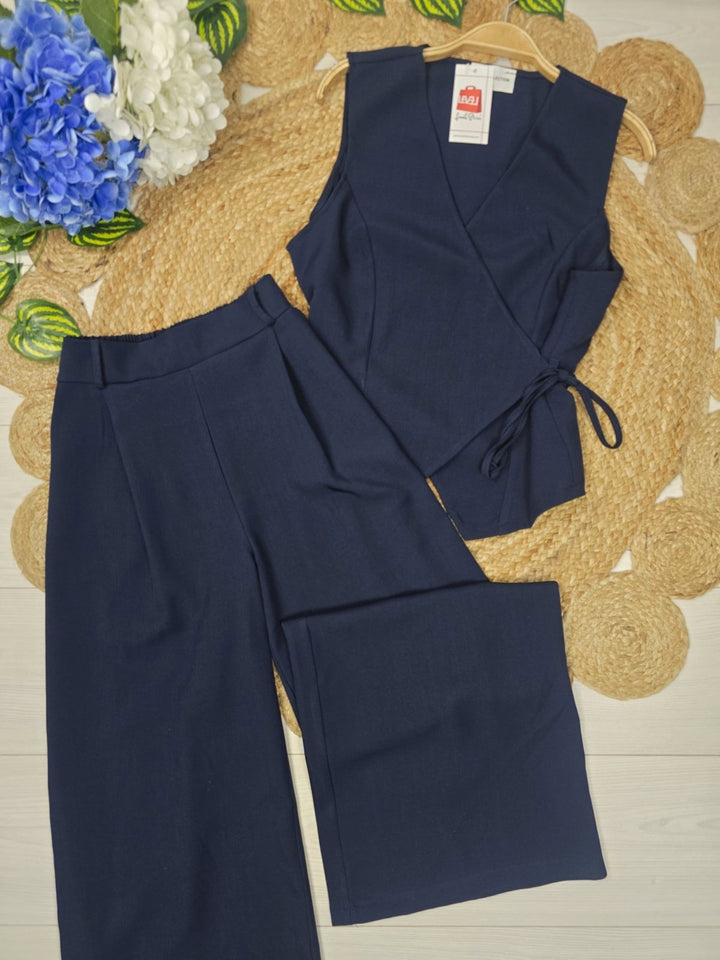 Completo composto da un gilet con scollo v con lacci regolabile abbinato a un pantalone palazzo tasche e vita elasticizzata Blu scuro Level Stores
