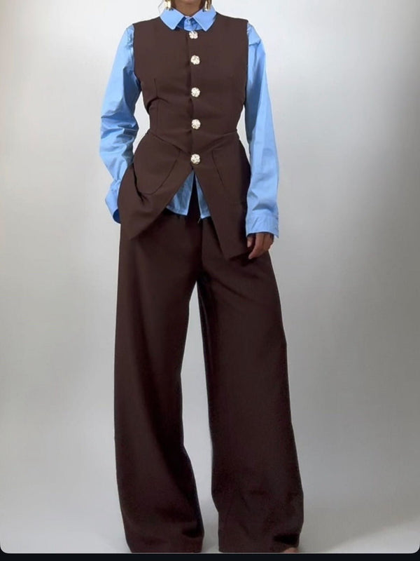 Completo formato da gilet con bottoni e tasche abbinato a pantaloni palazzo vita elasticizzata Marrone Level Stores