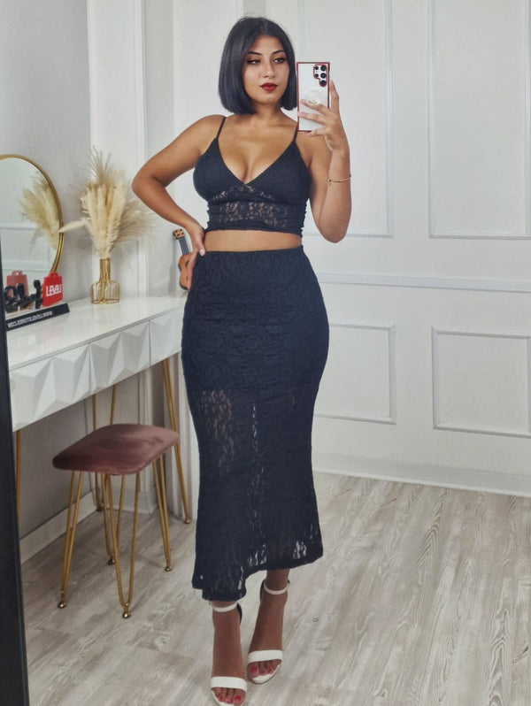 Completo in due pezzi Aderente ed elasticizzato top in pizzo scollo a v con coppe preformate abbinato a una gonna aderente elasticizzato Nero Level Stores