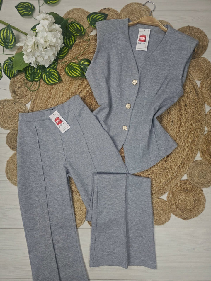 Completo in due pezzi gilet con bottone aderente pantalone a zampa con elastica in vita elasticizzato Nero Level Stores