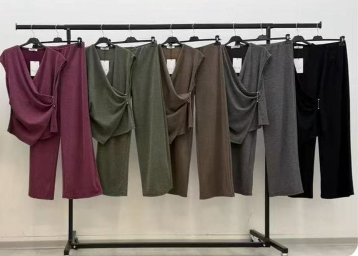 Completo in lana elasticizzato top scollo a V abbinato a pantaloni palazzo e vita con elastico Nero Level Stores