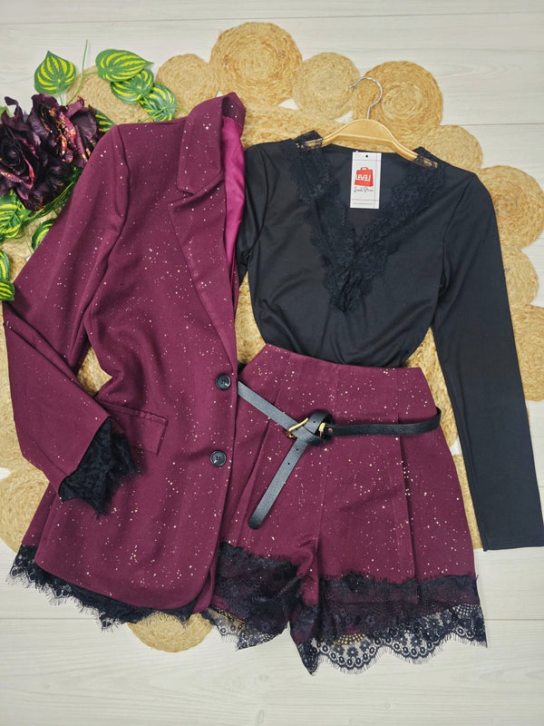 Completo in lurex con giacca foderata in pizzo e bottoni, short in pizzo inclusa la cintura con vita elastico Bordo Level Stores