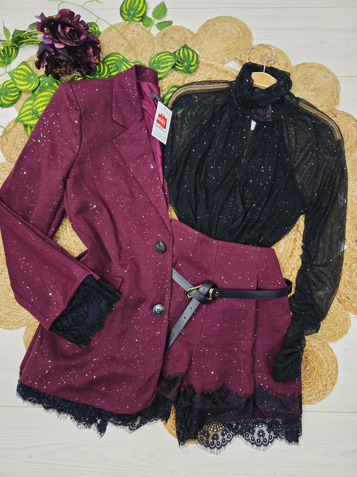 Completo in lurex con giacca foderata in pizzo e bottoni, short in pizzo inclusa la cintura con vita elastico Nero Level Stores