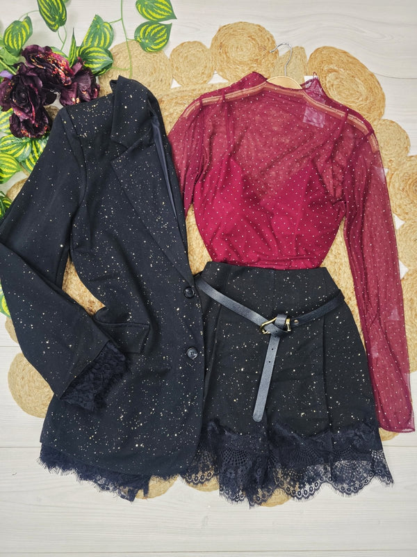 Completo in lurex con giacca foderata in pizzo e bottoni, short in pizzo inclusa la cintura con vita elastico Nero Level Stores