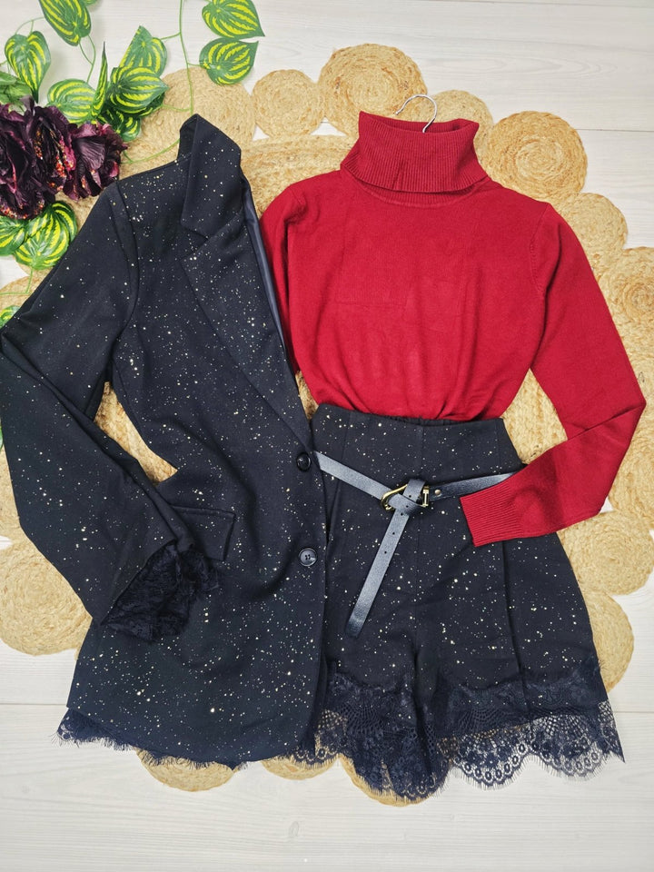 Completo in lurex con giacca foderata in pizzo e bottoni, short in pizzo inclusa la cintura con vita elastico Nero Level Stores