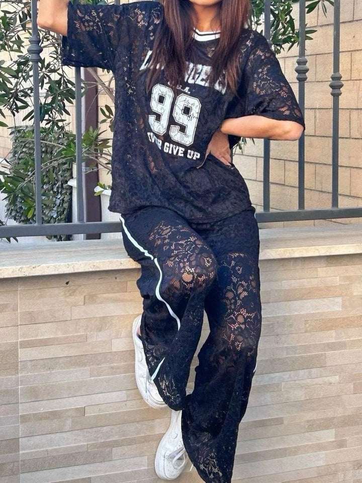 Completo in pizzo con t shirt over con scritta e pantalone largo con elastico in vita - Nero - Level Stores