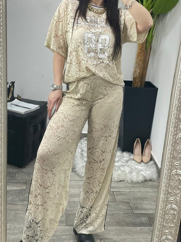 Completo in pizzo con t shirt over con scritta e pantalone largo con elastico in vita - Beige - Level Stores