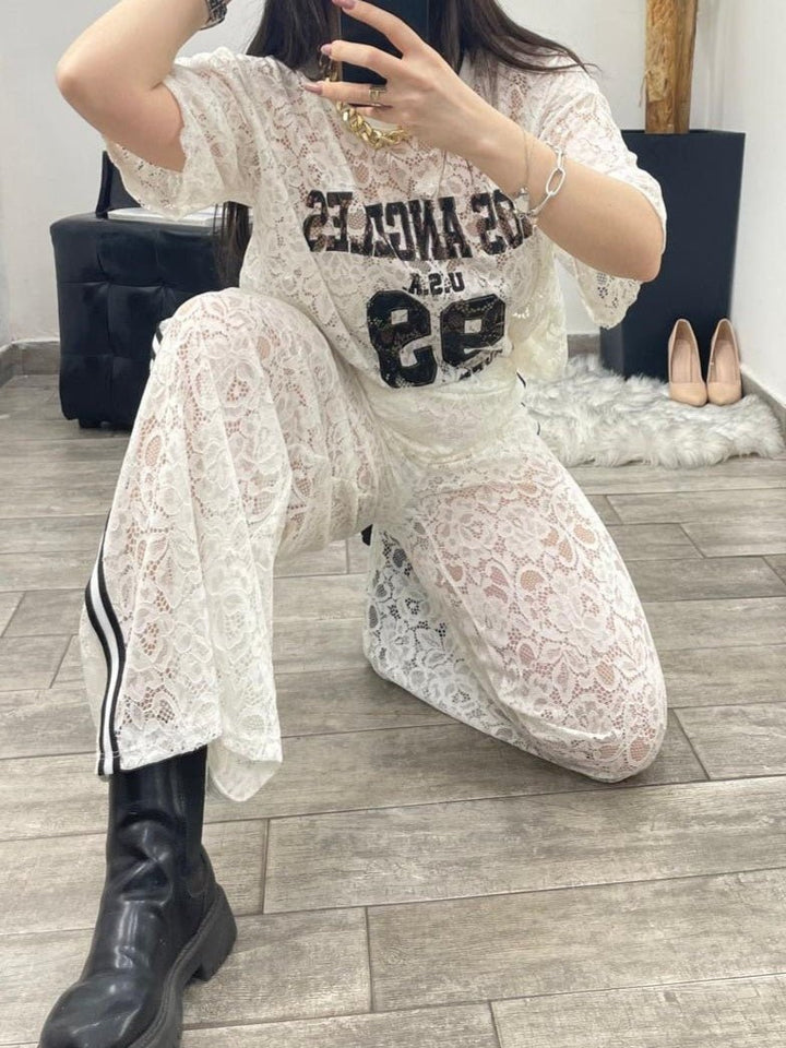 Completo in pizzo con t shirt over con scritta e pantalone largo con elastico in vita - Bianco - Level Stores