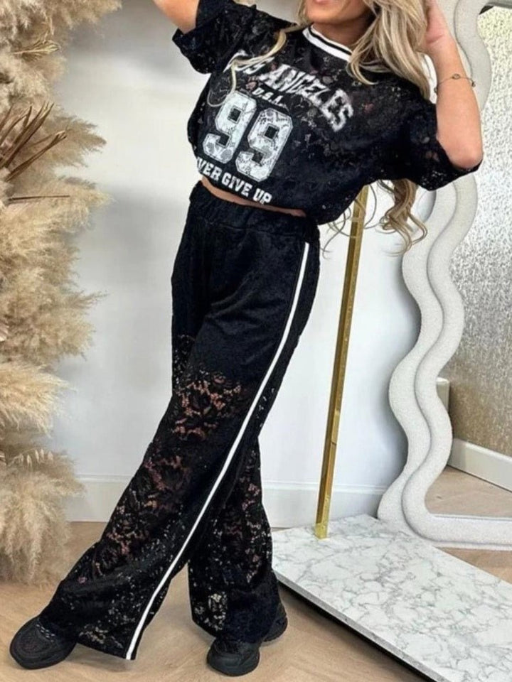 Completo in pizzo con t shirt over con scritta e pantalone largo con elastico in vita - Nero - Level Stores
