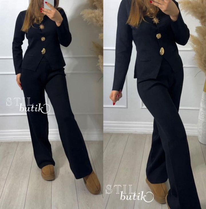 Completo in viscosa formato da maglia con bottoni manica lunga abbinato a pantaloni a zampa elasticizzato. Nero Level Stores