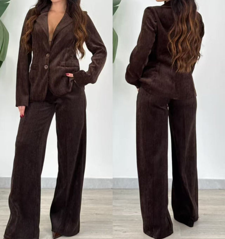 Completo sartoriale costituito da giacca e pantaloni a palazzo in velluto Bordo Level Stores