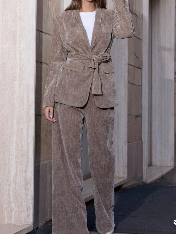 Completo sartoriale costituito da giacca e pantaloni in velluto Beige Level Stores