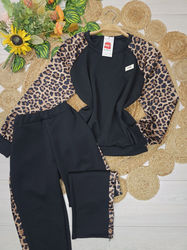 Completo tuta composto da felpa e pantaloni elastico in vita con fantasia maculato Nero Level Stores