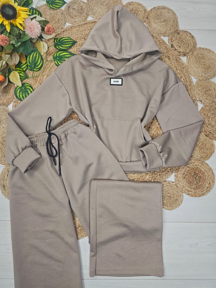 Completo tuta formato da felpa con cappuccio e pantaloni con elastico in vita modello palazzo Beige Level Stores