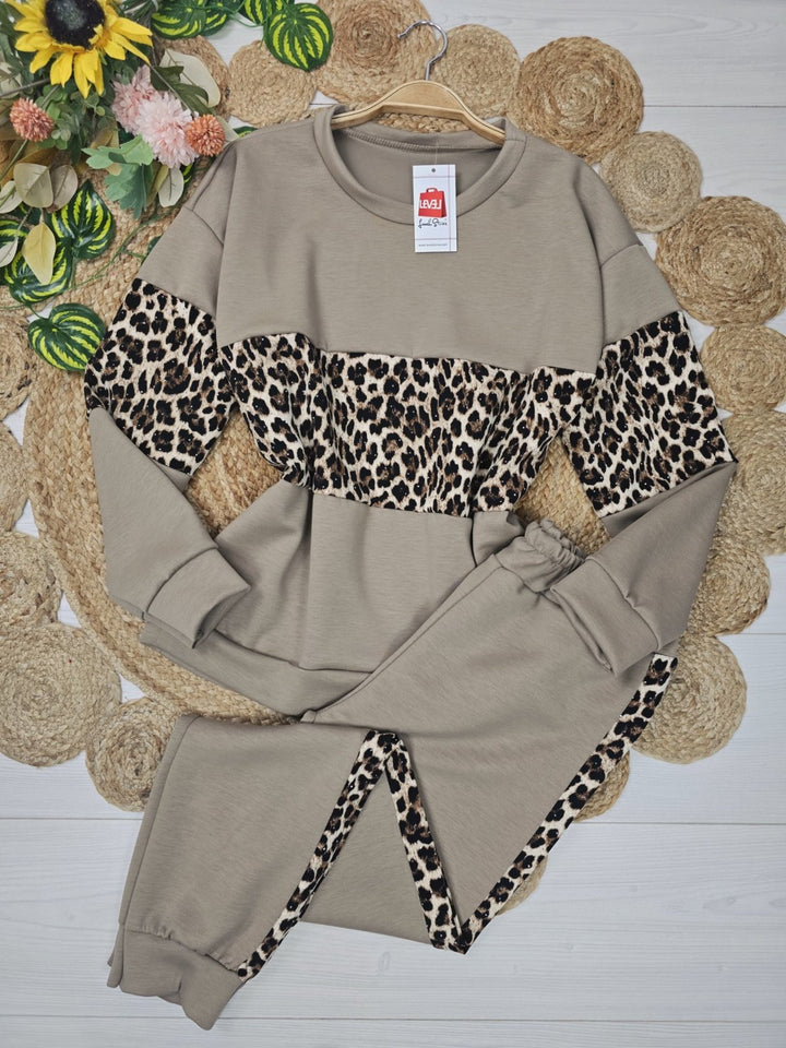 Completo tuta formato da felpa e pantaloni con elastico in vita, caratterizzato da una fantasia maculata Marrone Level Stores