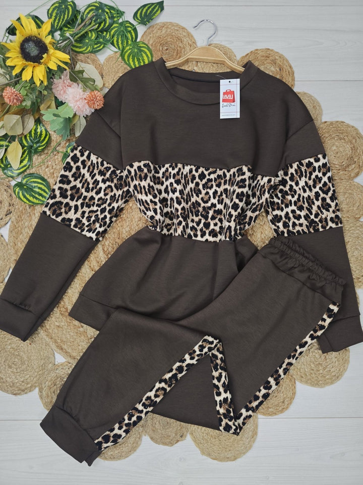 Completo tuta formato da felpa e pantaloni con elastico in vita, caratterizzato da una fantasia maculata Marrone Level Stores