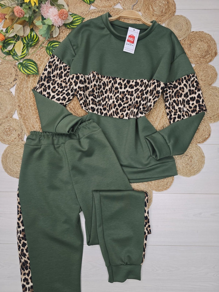 Completo tuta formato da felpa e pantaloni con elastico in vita, caratterizzato da una fantasia maculata Verde militare Level Stores