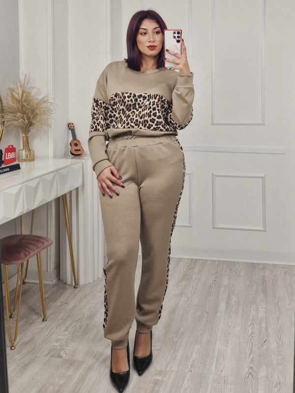 Completo tuta formato da felpa e pantaloni con elastico in vita, caratterizzato da una fantasia maculata Nero Level Stores