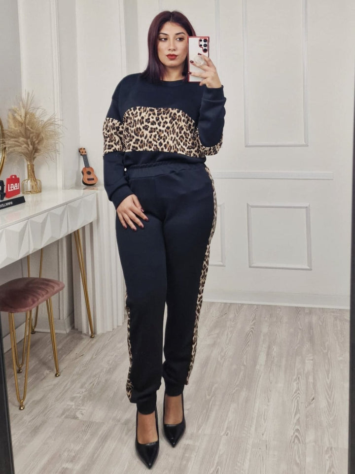 Completo tuta formato da felpa e pantaloni con elastico in vita, caratterizzato da una fantasia maculata Nero Level Stores