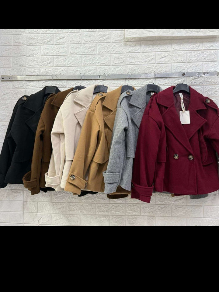 Giacca in panno modello corto caratterizzato da chiusura a doppio bottone Nero Level Stores