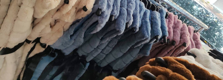 Gilet lungo in pelliccia sintetica con cappuccio inclusa la cintura Nero Level Stores