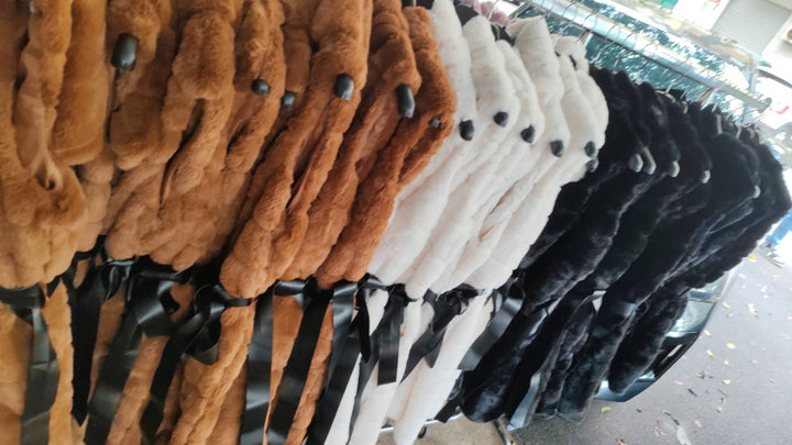 Gilet lungo in pelliccia sintetica con cappuccio inclusa la cintura Nero Level Stores