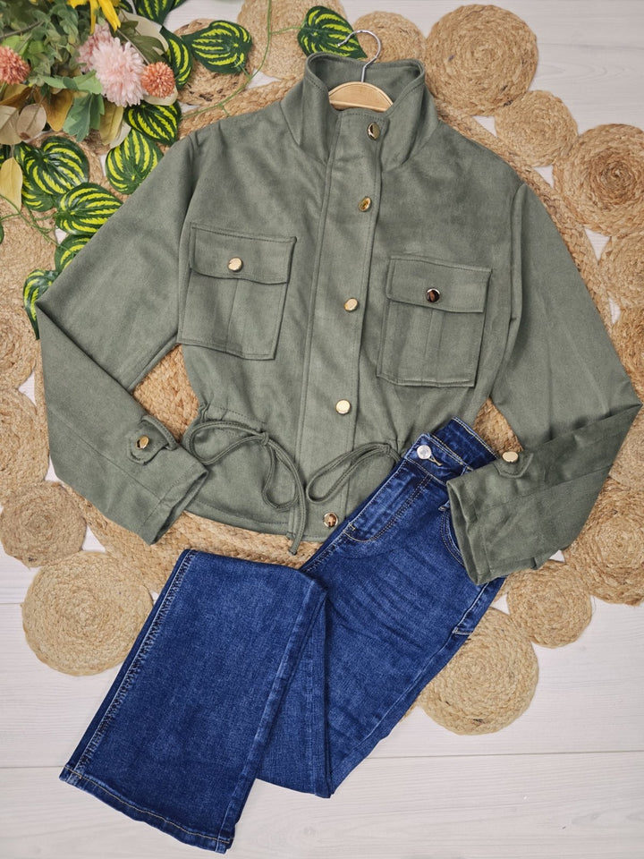 Giubbotto in dainetto a manica lunga con bottoni con tasche con lacci regolabili Verde militare Level Stores