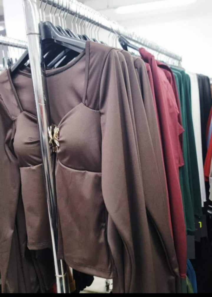 Maglia elasticizzata a manica lunga con scollo a cuore e decorazione centrale Nero Level Stores