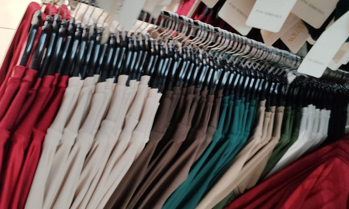Maglia girocollo aderente con maniche lunghe con volant Nero Level Stores