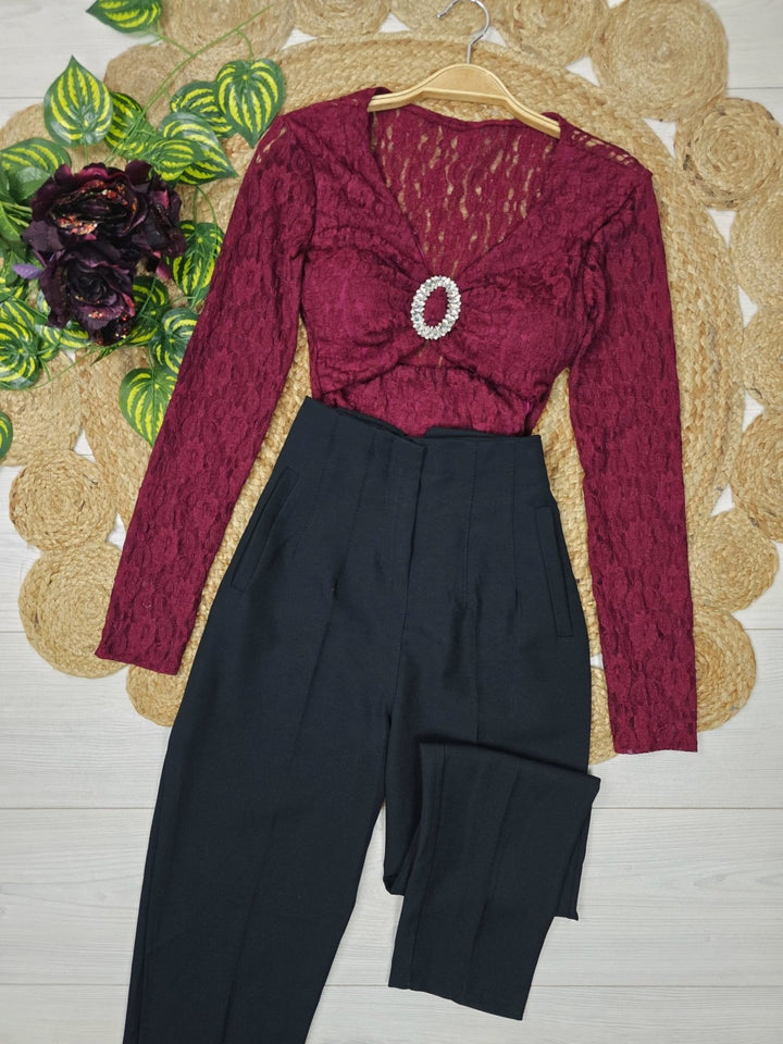 Maglia in pizzo scollo a cuore con manica lunga modello corto elasticizzato strass Nero Level Stores