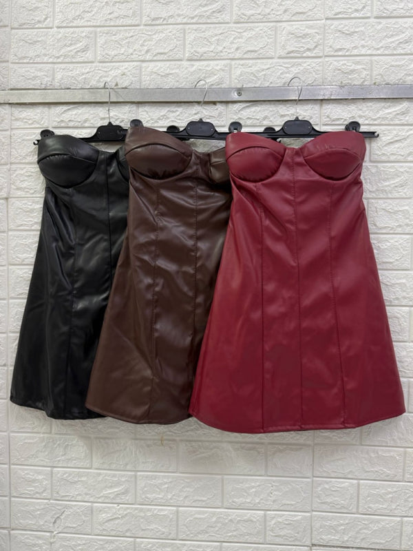Abito corto in ecopelle con scollo a cuore con coppe preformate elasticizzato
