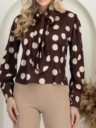 Camicia con una fantasia pois con bottoni e fioco e maniche lunghe a palloncino