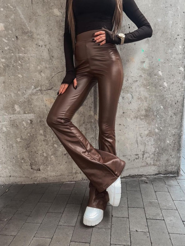 Pantalone in ecopelle modello a zampa - Nero - Level Stores