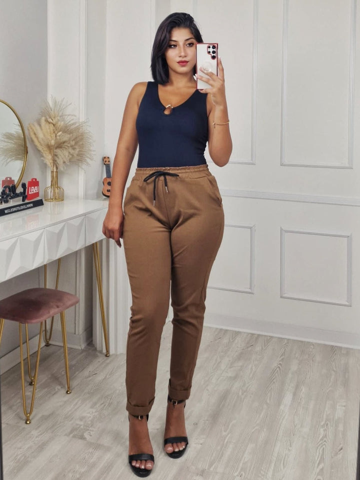Pantalone modello boyfriend in tinta unita con pinces Camel Level Stores
