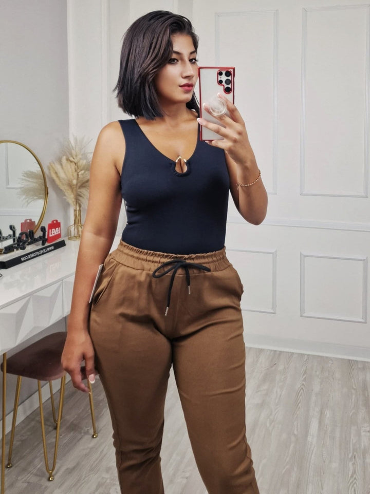 Pantalone modello boyfriend in tinta unita con pinces Nero Level Stores
