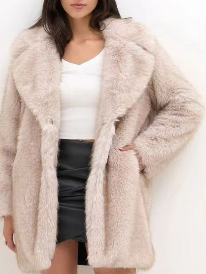 Pelliccia con bottoni e tasche laterali morbido e caldo Beige Level Stores