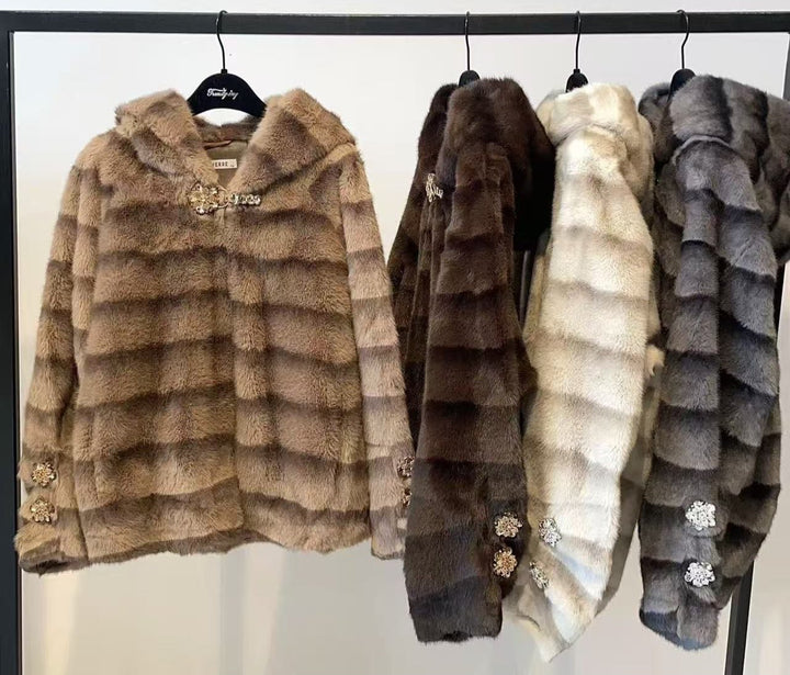 Pelliccia con cappuccio con bottone strass morbido e caldo Marrone Level Stores