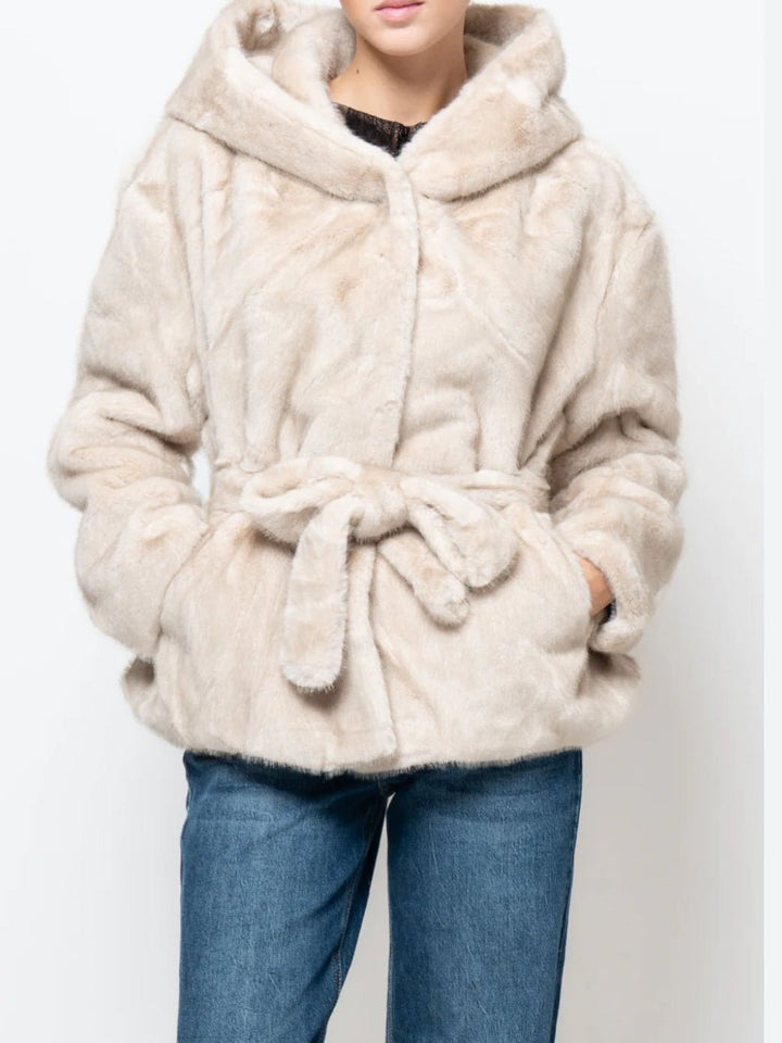 Pelliccia con cappuccio morbido e caldo, chiusura a bottoni, maniche lunghe e cintura inclusa Nero Level Stores