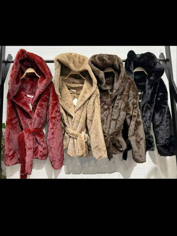 Pelliccia con cappuccio morbido e caldo, chiusura a bottoni, maniche lunghe e cintura inclusa Nero Level Stores