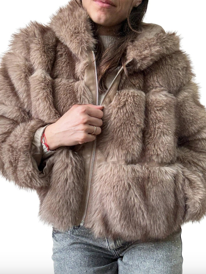 Pelliccia con zip con cappuccio morbido e caldo con tasche Cachi Level Stores