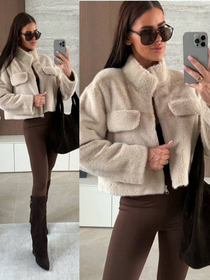 Pelliccia corta con tasche con zip morbido e caldo Beige Level Stores