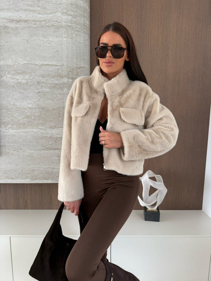 Pelliccia corta con tasche con zip morbido e caldo Marrone Level Stores