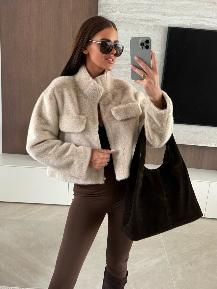 Pelliccia corta con tasche con zip morbido e caldo Beige Level Stores