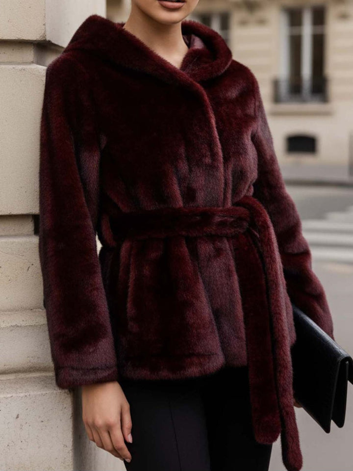 Pelliccia di media lunghezza con cappuccio bottoni a maniche lunghe inclusa la cintura Bordo Level Stores