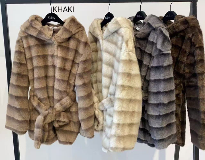 Pelliccia di media lunghezza dotata di cappuccio, bottoni, maniche lunghe e cintura inclusa Camel Level Stores