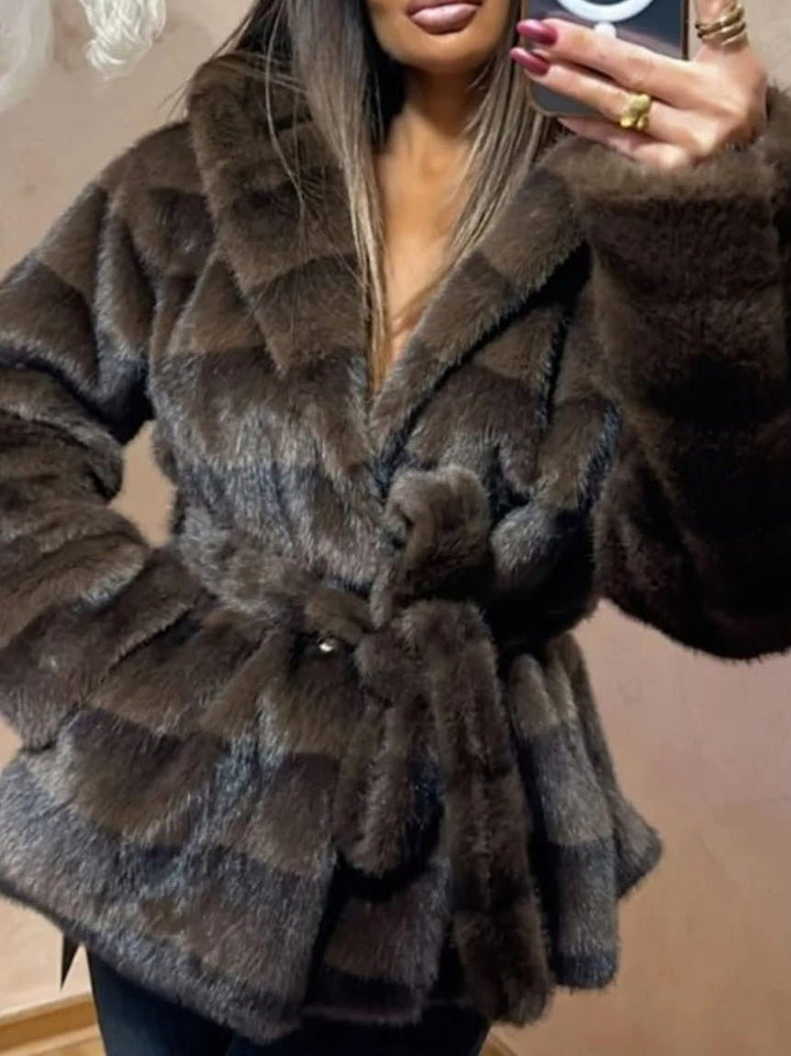 Pelliccia di media lunghezza dotata di cappuccio con tasche inclusa la cintura morbido e caldo Marrone Level Stores