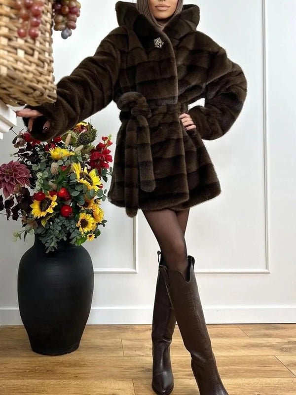 Pelliccia di media lunghezza dotata di cappuccio con tasche inclusa la cintura morbido e caldo Marrone Level Stores